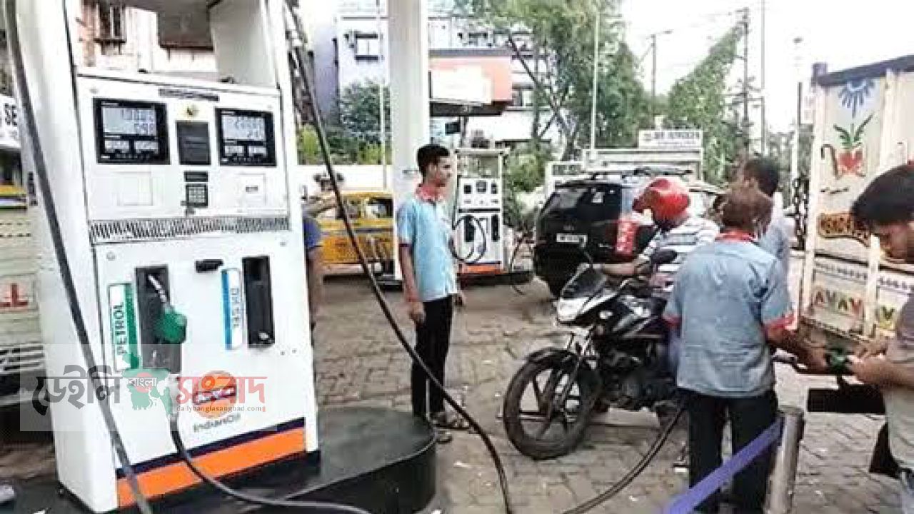 রাজশাহীতে টোকেনে তেল দেয়া হচ্ছে