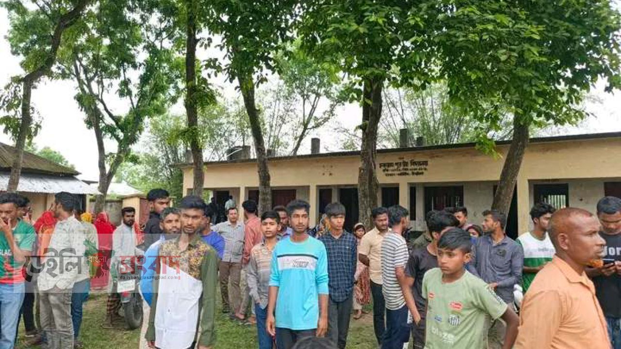 খানসামায় প্রধান শিক্ষকের বিরুদ্ধে গুরুতর অভিযোগ: চাকরি দেওয়ার নামে টাকা আত্মসাৎ আয়াকে মানসিক নির্যাতনের অভিযোগ