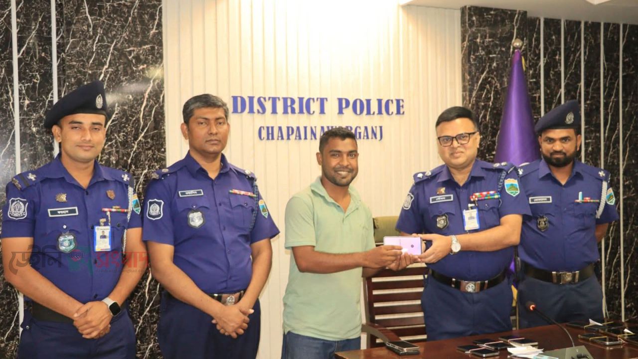 চাঁপাইনবাবগঞ্জে উদ্ধারকৃত ১৪টি মোবাইল ফোন মালিকদের নিকট হস্তান্তর