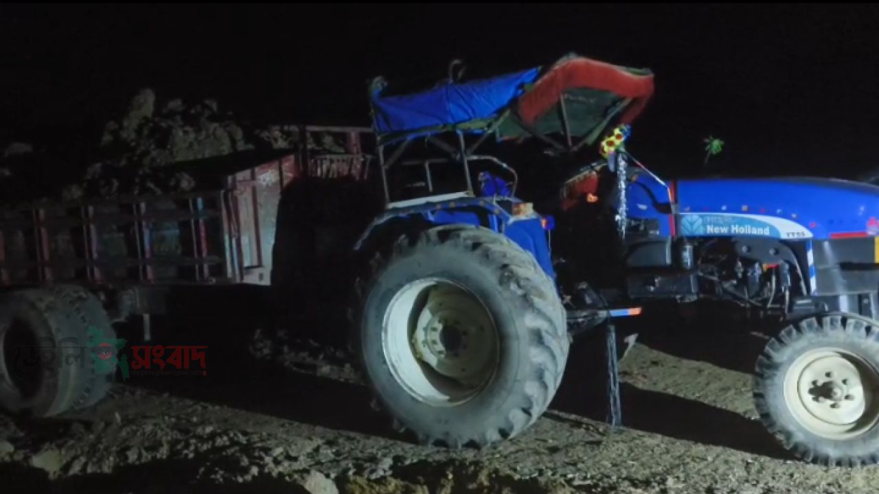 চাঁপাইনবাবগঞ্জে অবৈধভাবে মাটি কাটার দায়ে ২জন গ্রেপ্তার: ২টি ট্র‍্যাক্টর ও ১টি এস্কেভেটর জব্দ 