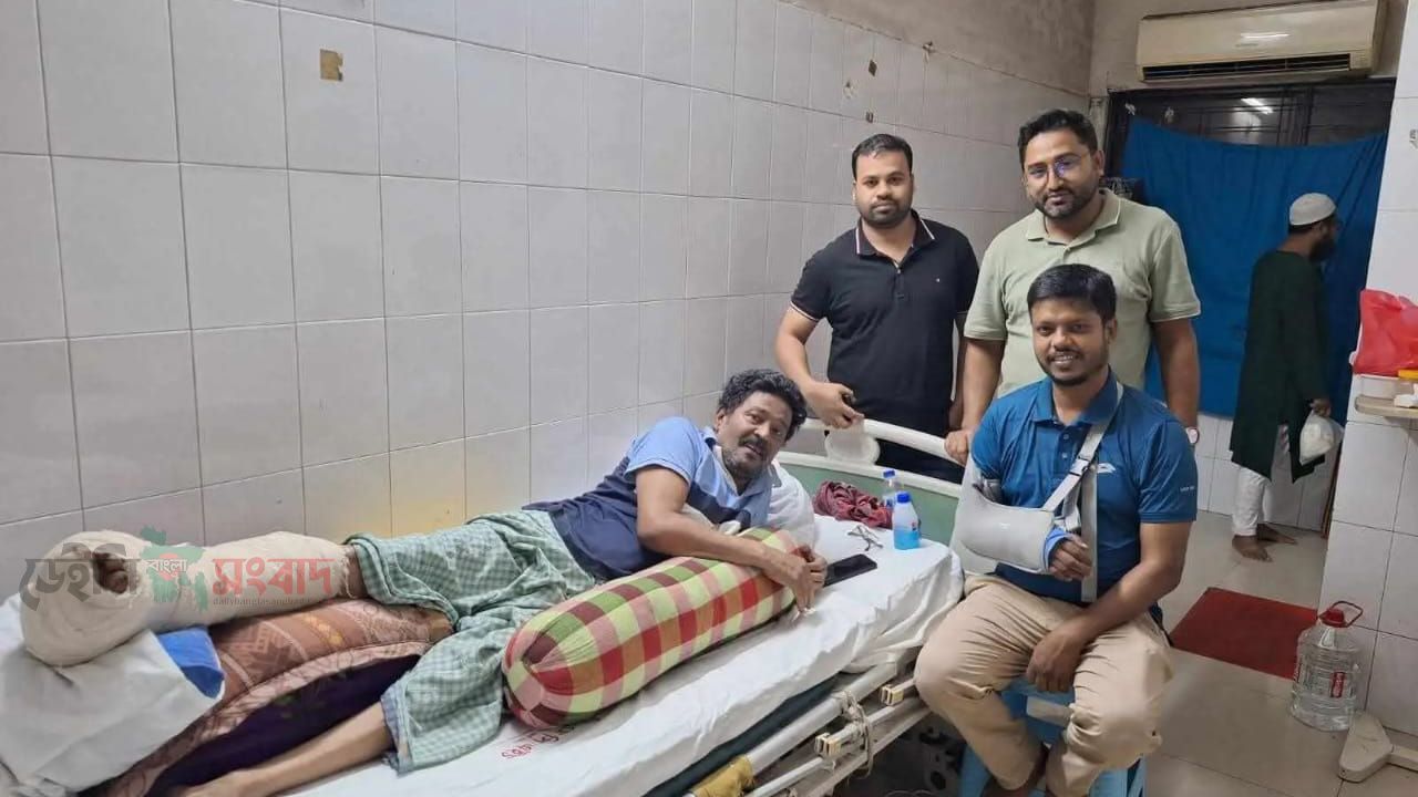 ভিপি হানিফ ও তুহিন মজুমদারকে হাসপাতালে  দেখতে  যান নেতৃবৃন্দ। 