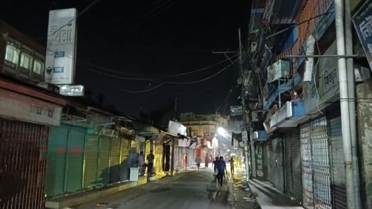 গাইবান্ধায় সময় মেনে বন্ধ হচ্ছে দোকানপাট, সাশ্রয় উদ্যোগে ইতিবাচক সাড়া