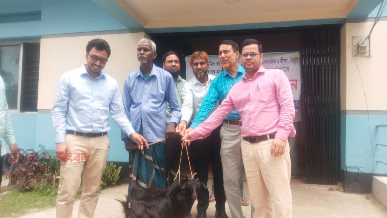 পাঁচবিবিতে ক্ষুদ্র নৃগোষ্ঠীর মাঝে ছাগল প্রদান 