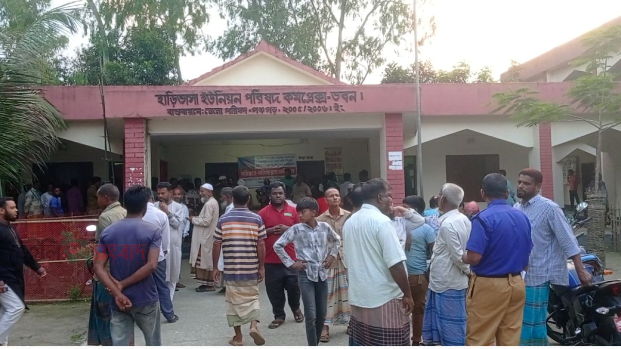 পঞ্চগড়ে হিসাবের প্রশ্নে উত্তেজনা, চেয়ারম্যানকে মারতে গিয়ে নিজেই ঘেরাও সচিব