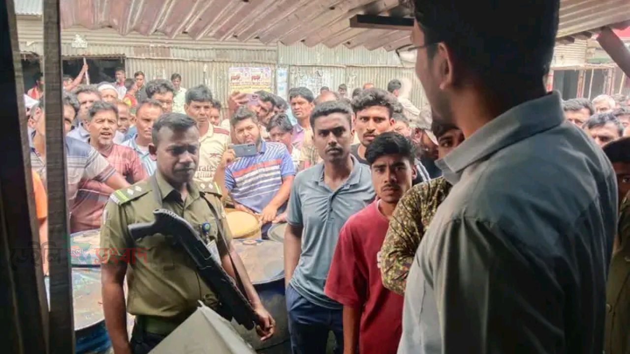 কাউনিয়ার চর বাজারে অবৈধভাবে দাহ্য পদার্থ মজুদ ও অতিরিক্ত দামে বিক্রির জন্য জরিমানা 