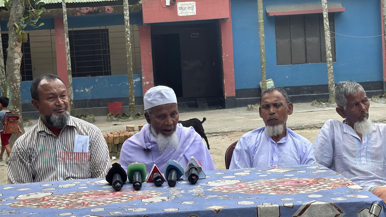 নীলফামারীর কিশোরগঞ্জ উপজেলার মাগুড়া ইউনিয়নে মন্ডল বাড়ির ভেতরে কোনো কবরস্থানের জমি নেই বলে সংবাদ সম্মেলনে দাবি করেছেন রফিকুল ইসলাম।