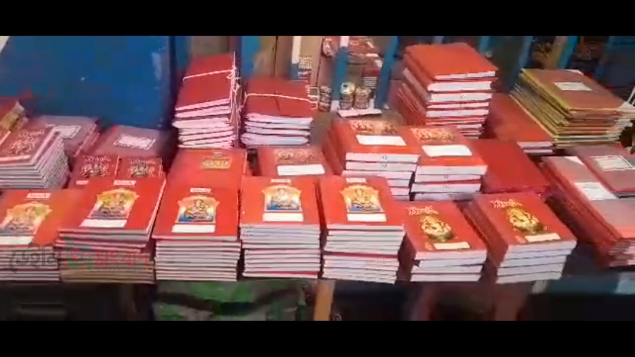 চৈত্র সেলের শেষ দিনে জমে উঠেছে কেনাকাটা ও অন্যদিকে লক্ষ্মী গণেশ বিক্রি।