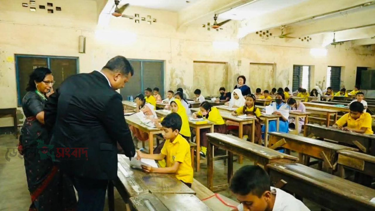 প্রাথমিক বৃত্তি পরীক্ষা-২০২৫ এর কেন্দ্র পরিদর্শন করলেন চট্টগ্রামের জেলা প্রশাসক 
