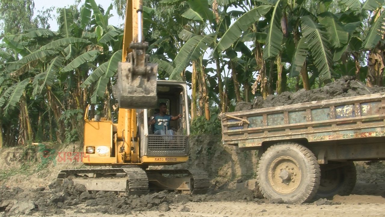 নজরদারিতে আছে বলেই দায় শেষ? পীরগাছায় থামছে না অবৈধ মাটি লুট