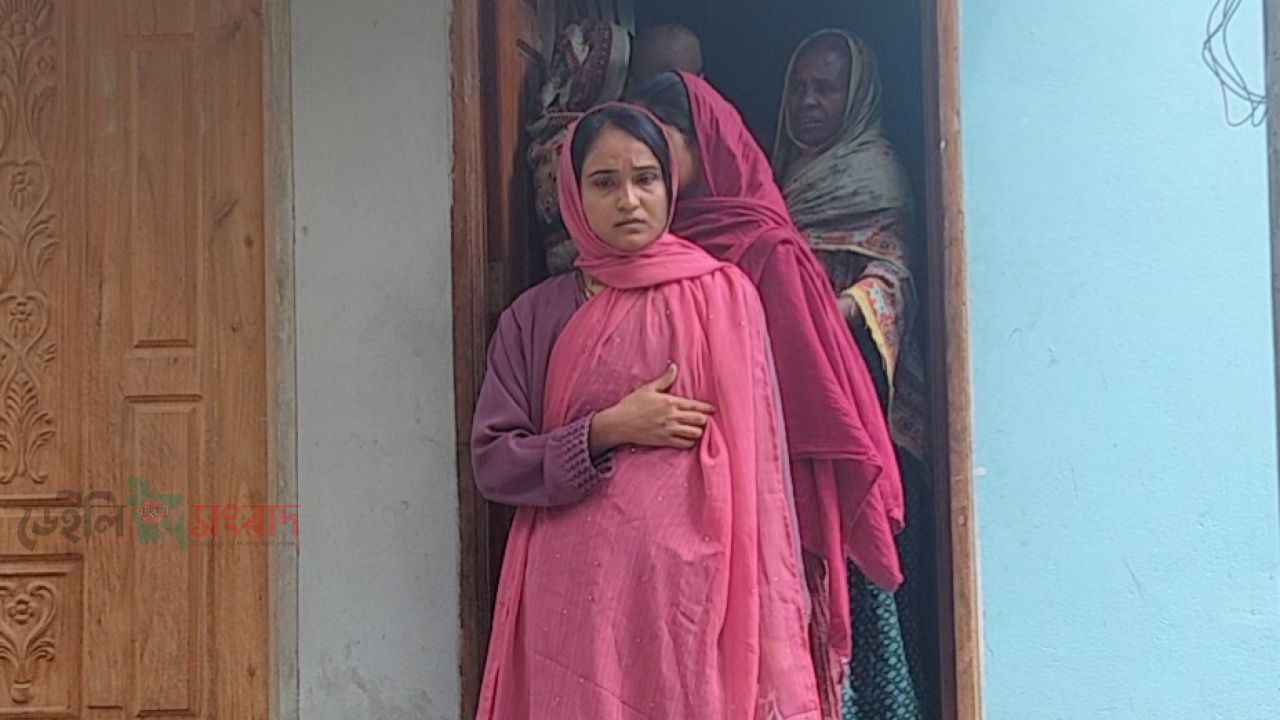 সরিষাবাড়ীতে প্রেমের টানে সিঙ্গাপুর প্রবাসীকে বিয়ের দাবিতে অনশনে সৌদি প্রবাসীর স্ত্রী