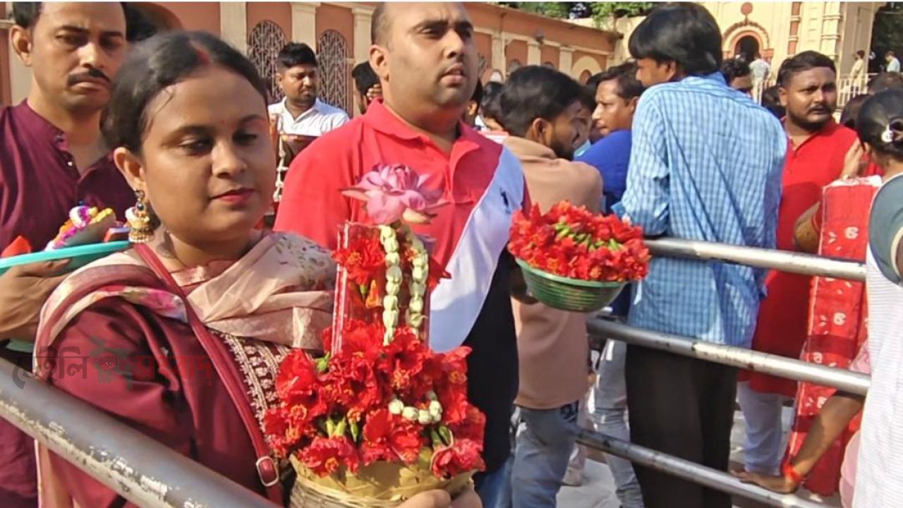 নতুন নববর্ষের সকালে- দক্ষিণেশ্বর মন্দিরে পূজো দিতে ভক্তদের যনজোয়ার।