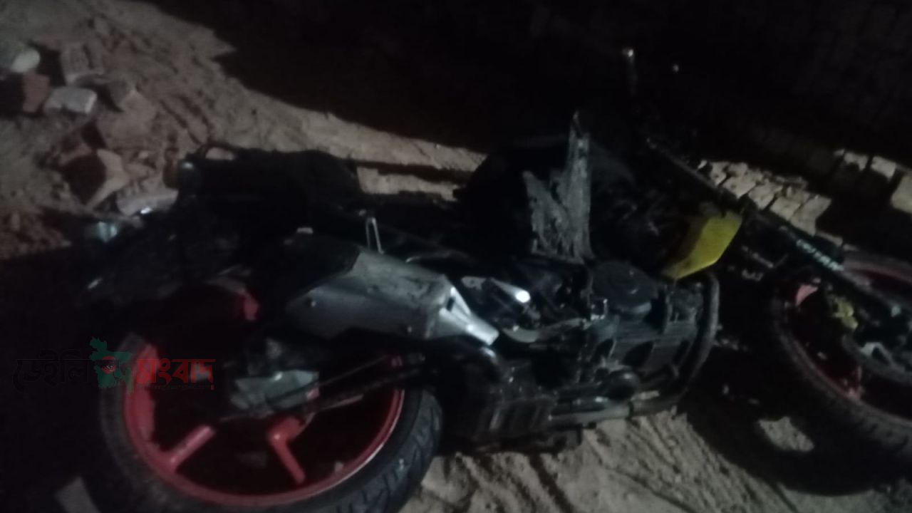 নোয়াখালীতে ফসলি জমির মাটি বিক্রি নিয়ে দু’গ্রুপের সংঘর্ষ, মোটরসাইকেলে অগ্নিসংযোগ  