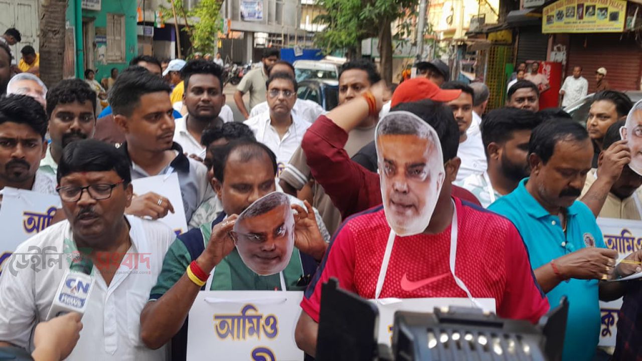 তৃণমূল কংগ্রেসের প্রার্থী দেবাশীষ কুমারের বাড়িতে ও কার্যালয়ে আয়-কর হানা।