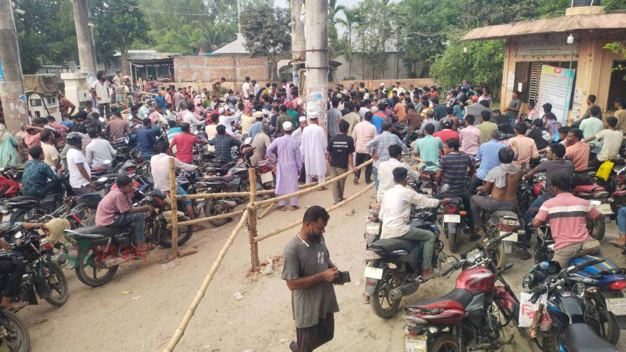 সরিষাবাড়ীতে  ঝিনাই ফিলিং স্টেশনে টোকেন বাণিজ্য ও সিন্ডিকেটের দাপট, ক্ষোভে ফুঁসছেন গ্রাহকরা