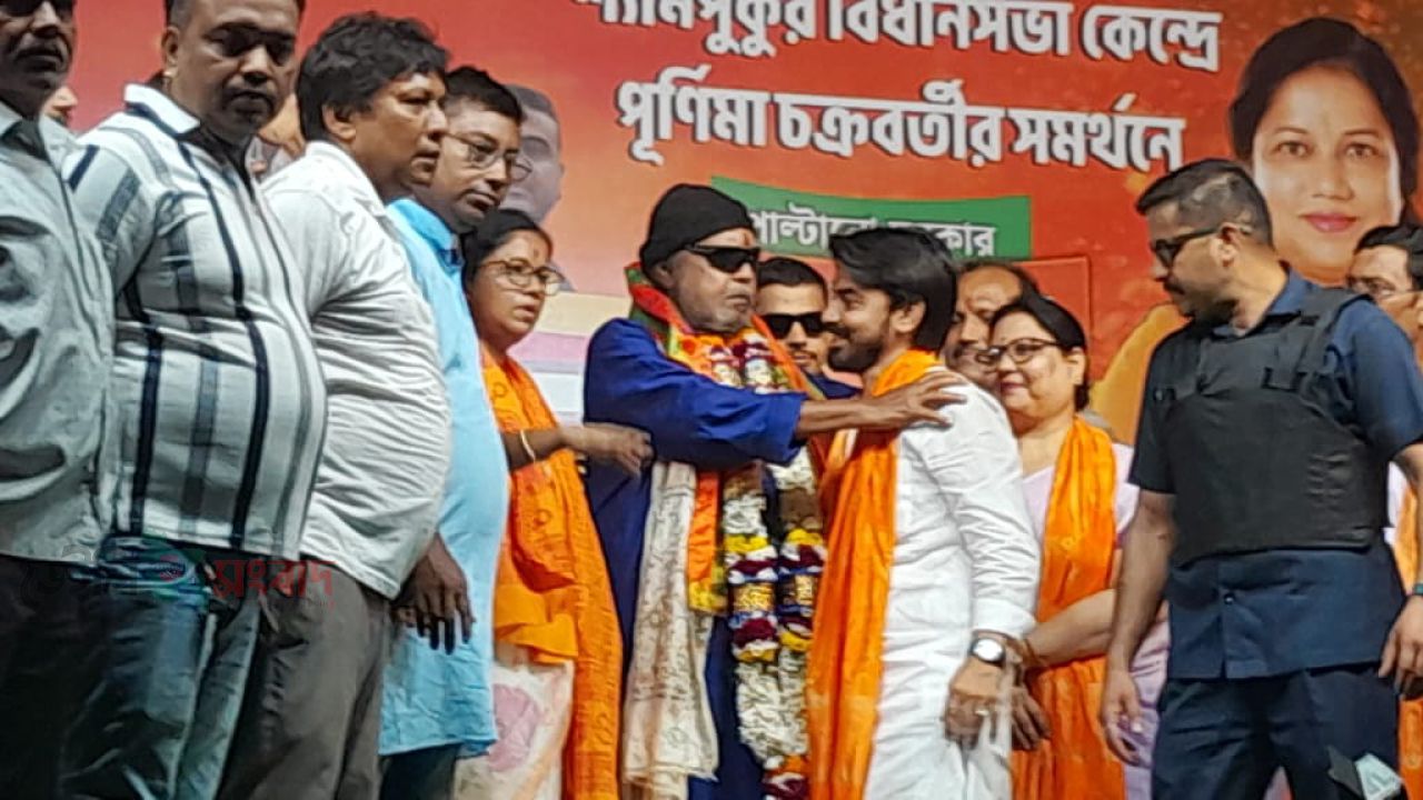 বিজেপি প্রার্থী পূর্ণিমা চক্রবর্তী প্রচার মঞ্চে--সুপারস্টার মিঠুন চক্রবর্তী। 