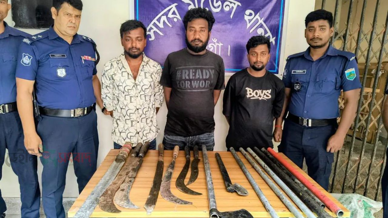 নওগাঁয় দেশীয় অস্ত্রসহ তিন সন্ত্রাসী গ্রেফতার