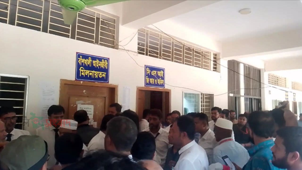 বাঁশখালী আইনজীবী সমিতির নির্বাচন: দুপক্ষের হট্টগোলের মধ্যেই উধাও সব ব্যালট