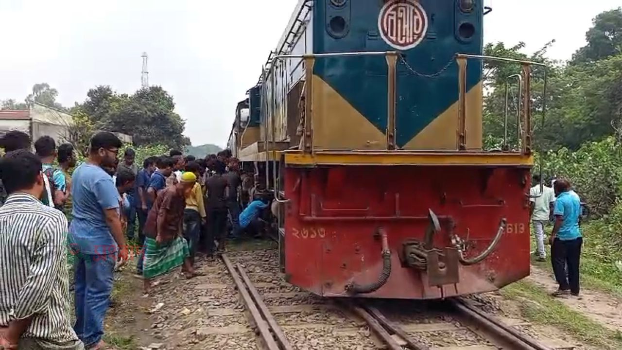 স্টেশন মাস্টারের অবহেলা! অল্পের জন্য বড় দুর্ঘটনা থেকে বাঁচল যাত্রী ও ট্রেন
