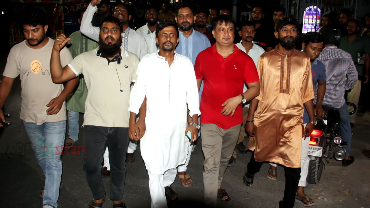 উত্তরায় মদের বার বন্ধের দাবিতে এলাকাবাসীর রাজপথে প্রতিবাদ