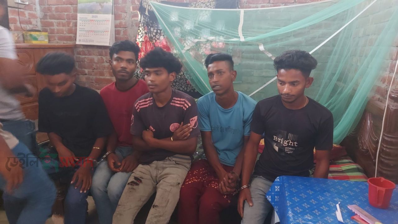 বীরগঞ্জে পুলিশের অভিযানে মাদক আসর থেকে আটক ৫