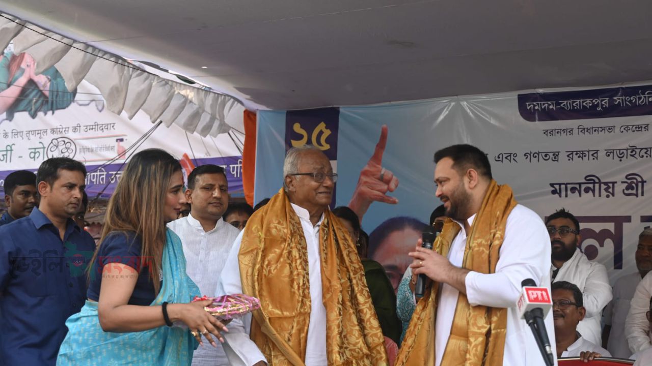 আসন্ন বিধানসভা নির্বাচনে,তৃণমূল কংগ্রেসের প্রার্থী সায়ন্তিকা ব্যানার্জীর সমর্থনে বিশাল পথসভা।