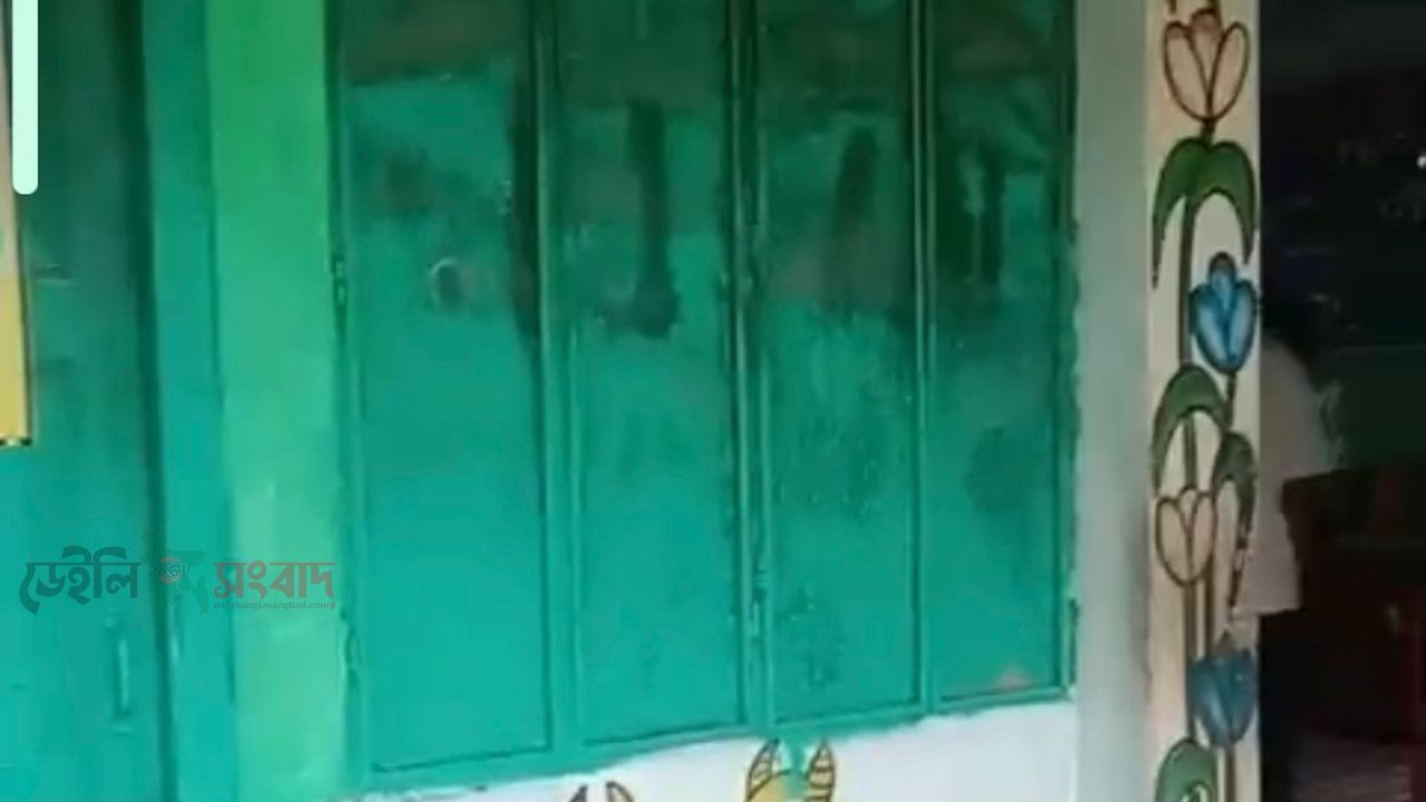 রায়টা সরকারি প্রাথমিক বিদ্যালয়ের তালা খুললেন  ভেড়ামারা এসি ল্যান্ডের।