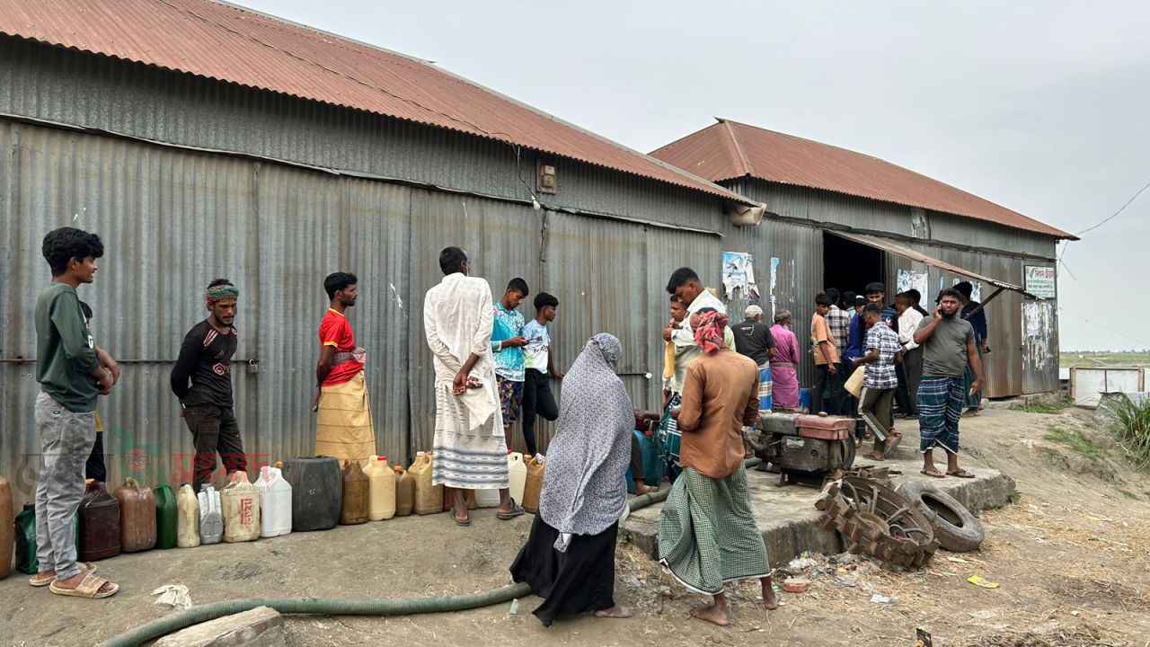 বেড়ার নাকালিয়া বাজারে সরকার নির্ধারিত ১১৫ টাকা দরে ডিজেল বিক্রয়: