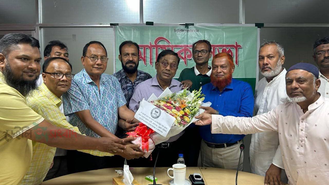 পটুয়াখালী জেলা পরিষদ প্রশাসকের সাথে চেম্বার অব কমার্সের মতবিনিময় ও ফুলেল শুভেচ্ছা