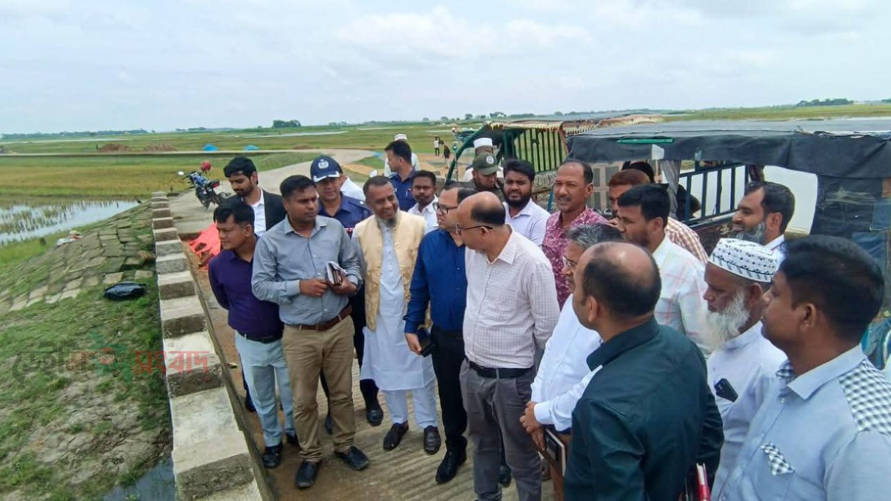 খালিয়াজুরীতে বন্যা পরিস্থিতি পরিদর্শনে জেলা প্রশাসক