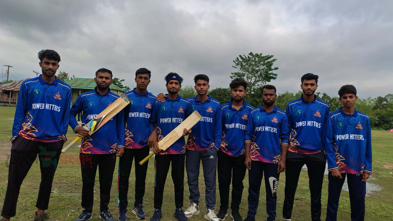 মাহান্ত পাড়া পাওয়ার হিটার্স  টিমকে ক্রিকেট ব্যাট উপহার প্রবাসী আসাদুজ্জামান বাচ্চু