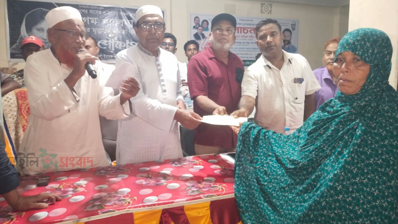 সরিষাবাড়ীতে মহান মে দিবসে মৃত শ্রমিক পরিবারের মাঝে অনুদানের চেক বিতরণ