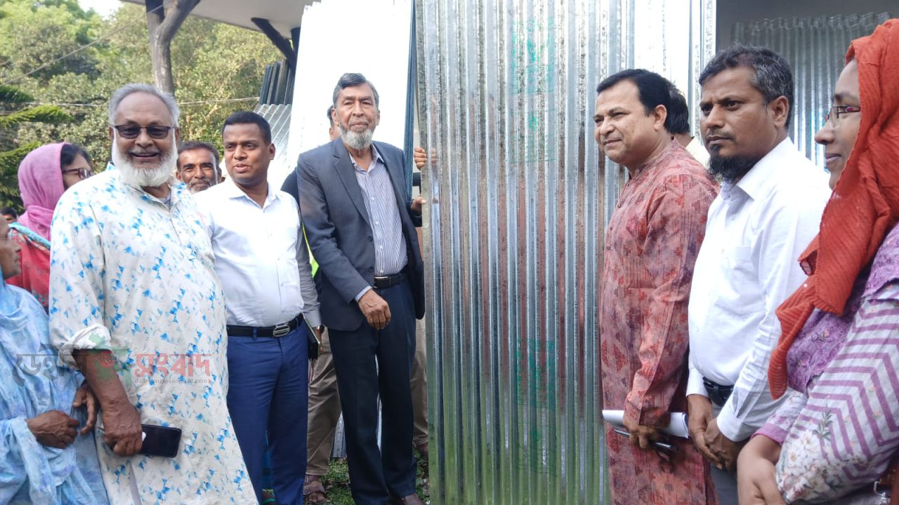 পীরগঞ্জে দূর্যোগ ব্যবস্থাপনা অধিদপ্তর কর্তৃক ঢেউটিন ও নগদ অর্থ বিতরণ। 