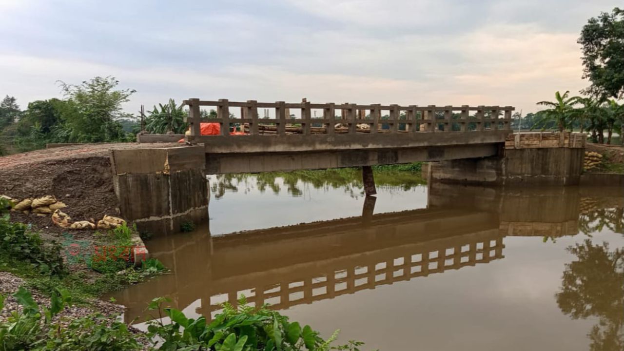 দুই উপজেলা সংযোগকারী আর্মিদিং নদীর উপর নির্মিত ব্রিজে অনিয়মের অভিযোগ