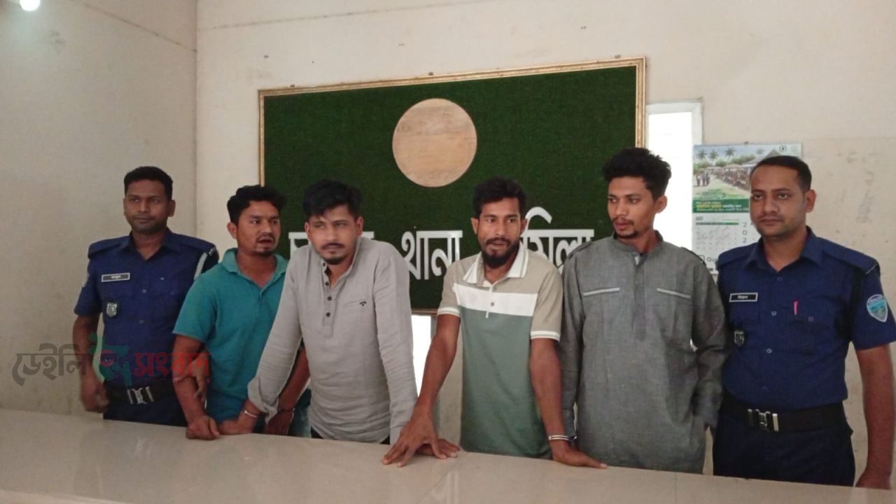 চান্দিনায় গৃহবধূ অপহরণ ও সংঘবদ্ধ ধর্ষণের অভিযোগ, ৪ যুবক আটক। 