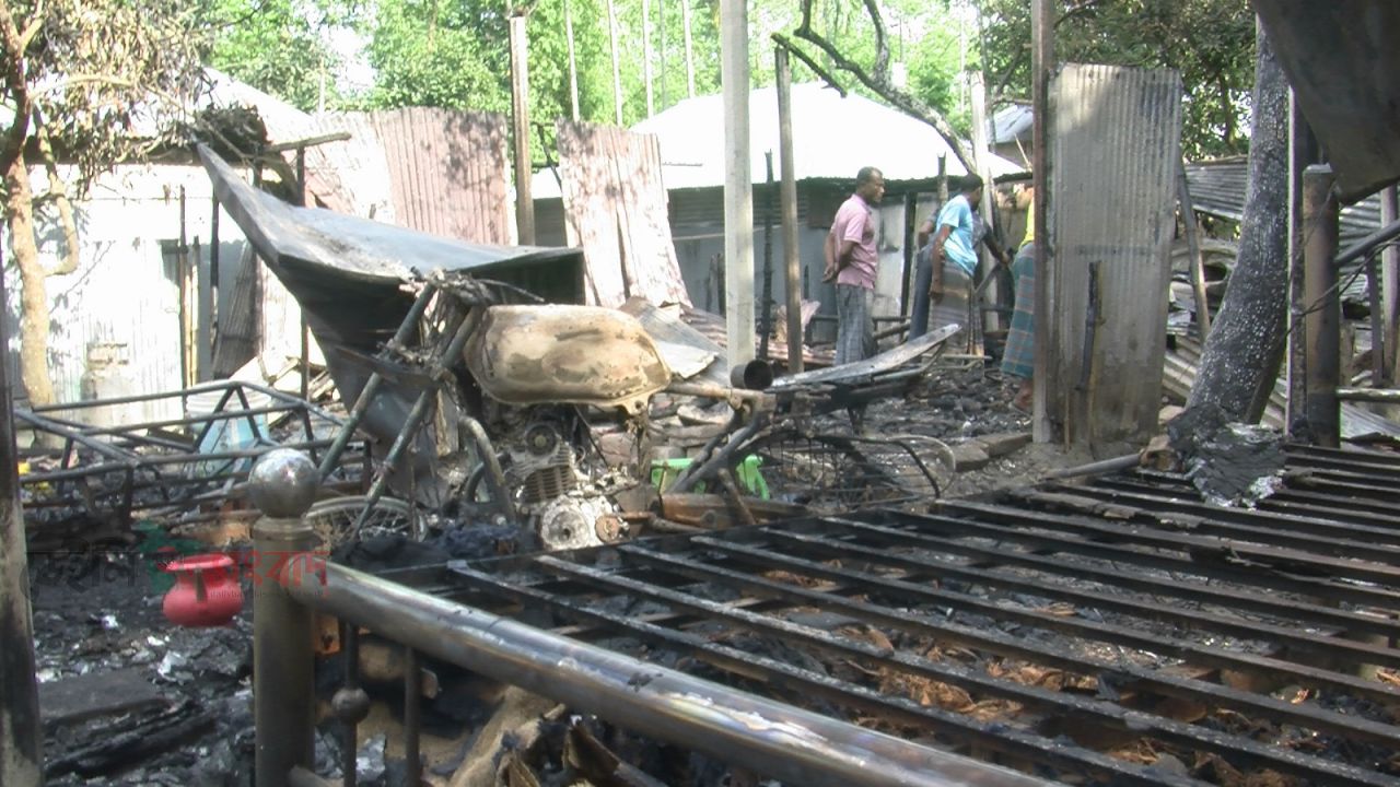 ১৫–২০ বার অনুরোধের পরও সাড়া মেলেনি: পীরগাছায় আগুনে তিন বসতঘর পুড়ে ছাই, ফায়ার সার্ভিসের ভূমিকা নিয়ে তীব্র প্রশ্ন