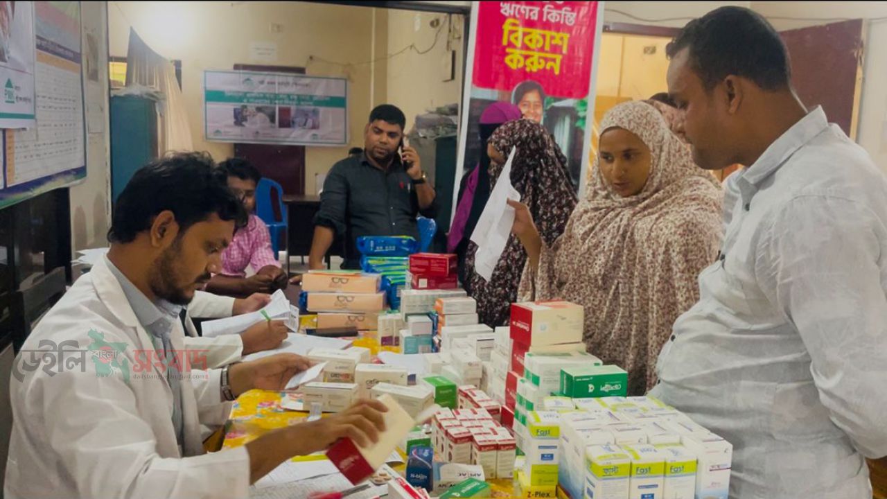 কালিয়াকৈর  পল্লী মঙ্গল কর্মসূচীর ফ্রি মেডিকেল ক্যাম্প, ৫ শতাধিক অসহায় মানুষ সেবা পেলেন