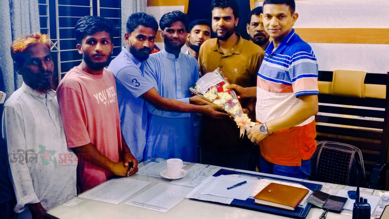 ফুলপুর থানার নতুন ওসিকে ফুলেল শুভেচ্ছা জানালেন উপজেলা শ্রমিক দলের আহবায়ক আজিজুল ইসলাম আজিজ