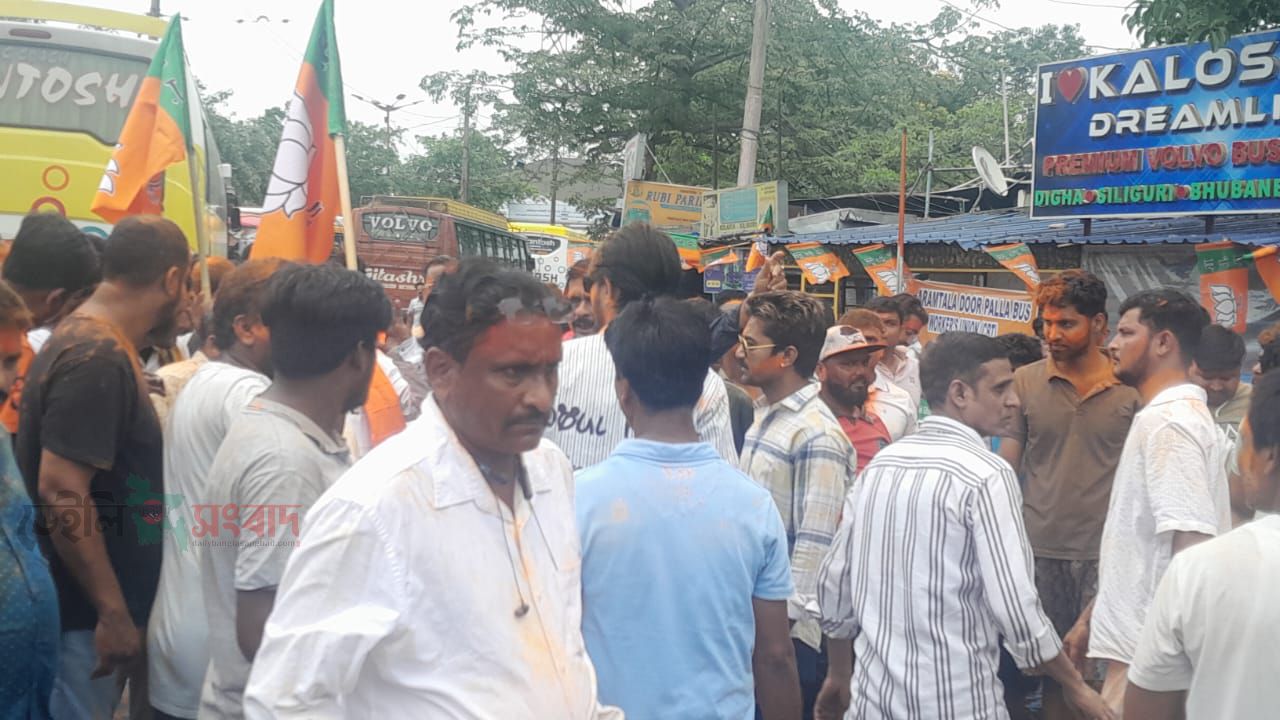 কলকাতার বিভিন্ন রুটের বাস স্ট্যান্ড ও অটো স্ট্যান্ডে বি জে পি‌ র বিজয় মিছিল।