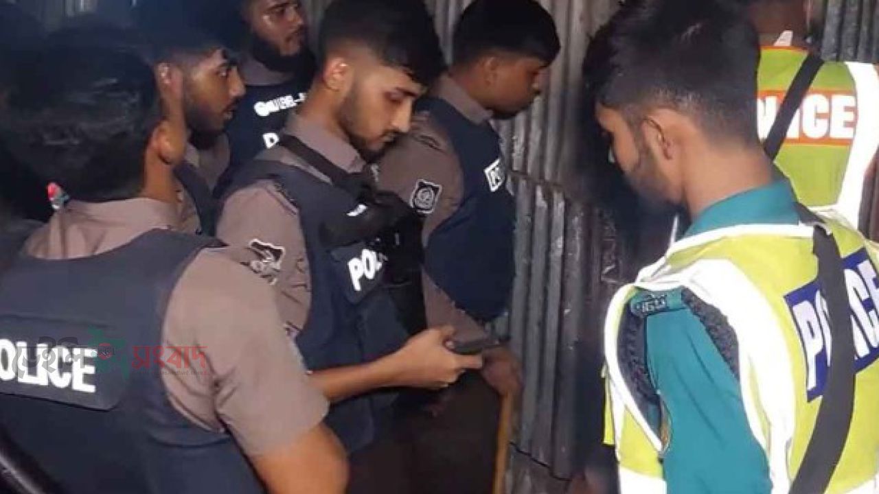 মাদকবিরোধী অভিযানে মিলল মাটির নিচে কক্ষ ও সুড়ঙ্গপথ।