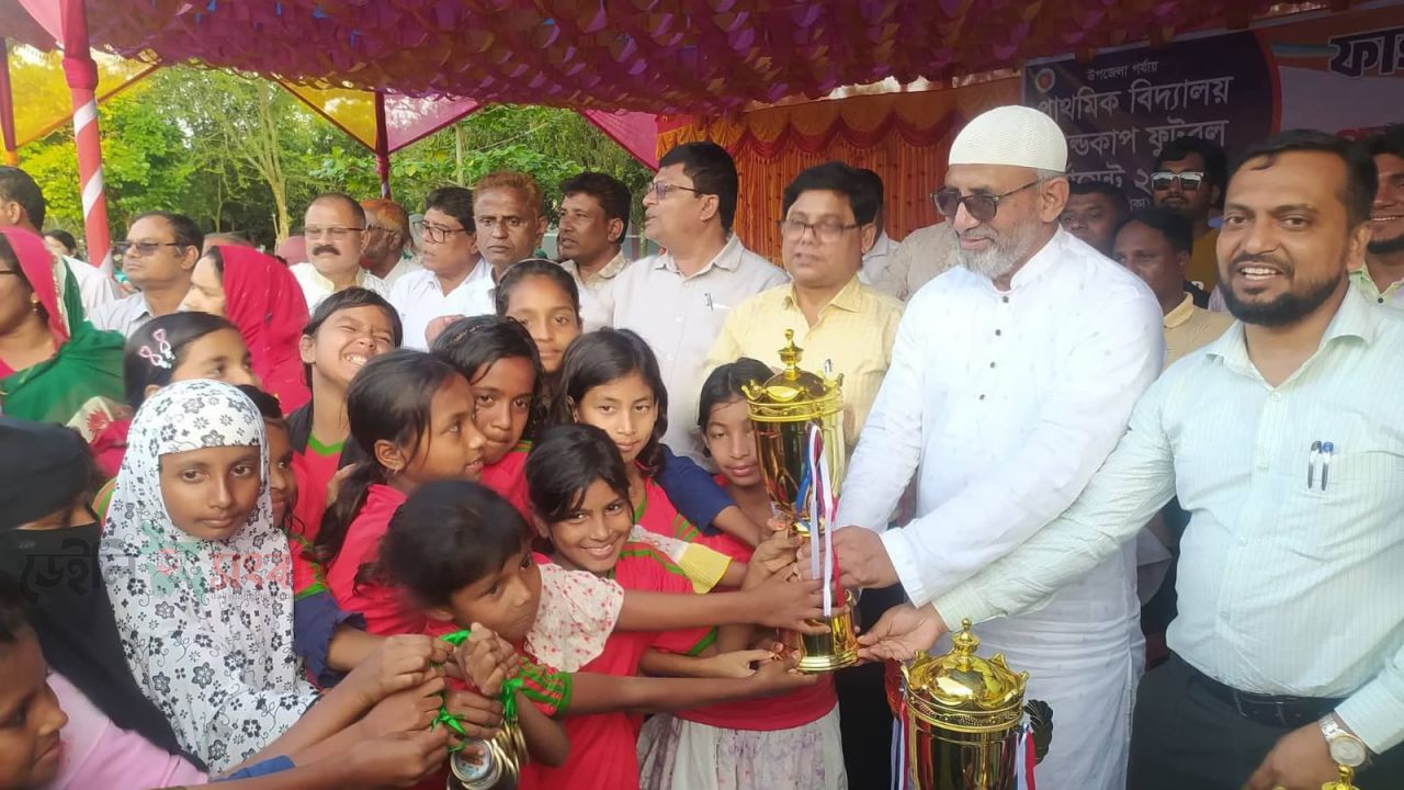 উৎসবমুখর পরিবেশে খানসামায় প্রাথমিক বিদ্যালয় গোল্ডকাপ ফুটবল টুর্নামেন্টের ফাইনাল অনুষ্ঠত