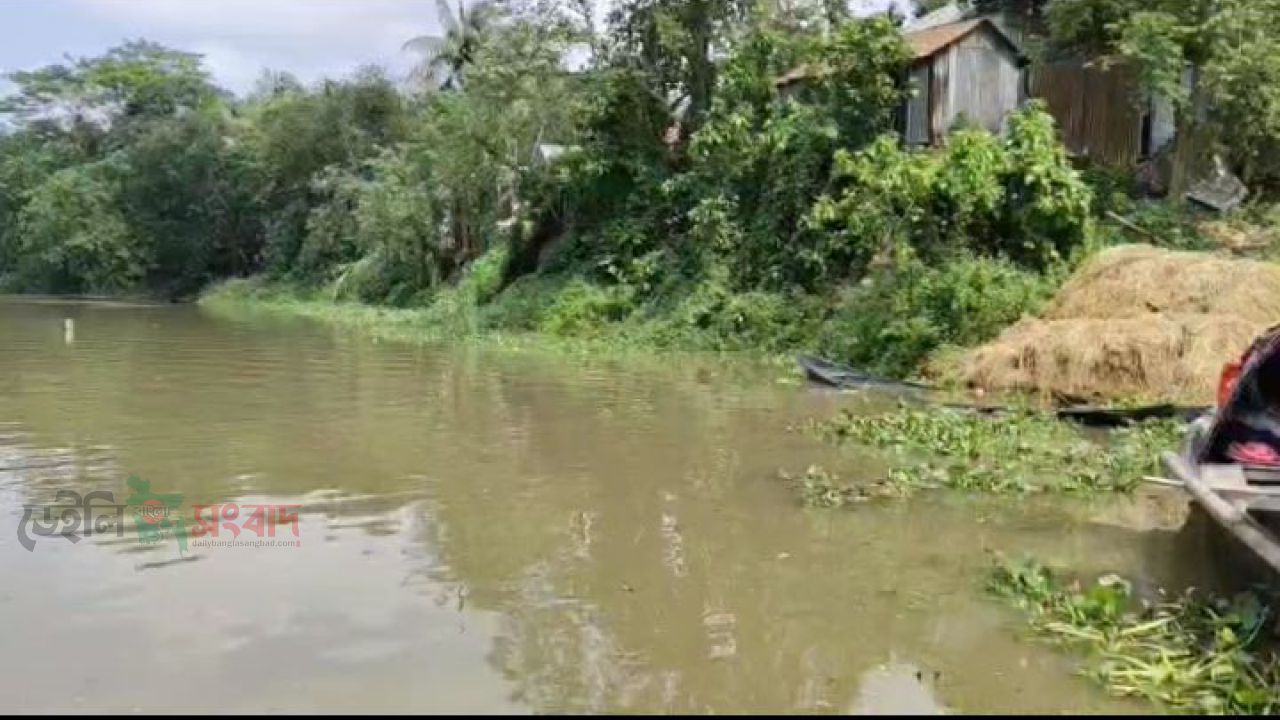 ইটনায় ভারী বর্ষণে নদীভাঙন: বিলীন হওয়ার আশঙ্কায় নয়াবাড়ী গ্রাম, জরুরি পদক্ষেপের দাবি