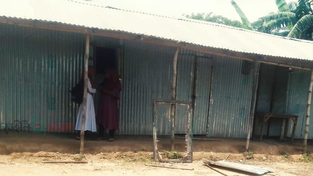 জৈন্তাপুরে প্রভাবশালী মহলের মদদে স্কুলে তালা নিশ্চুপ প্রশাসন।