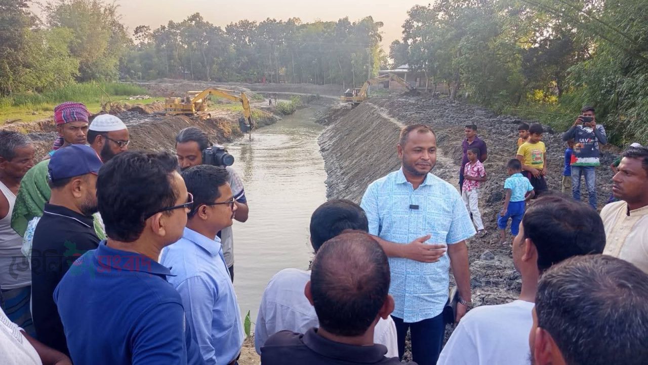 মুক্তাগাছায় সিংড়ার খাল পুনঃখনন প্রকল্প কর্মসূচি পরিদর্শনে জেলা প্রশাসক  