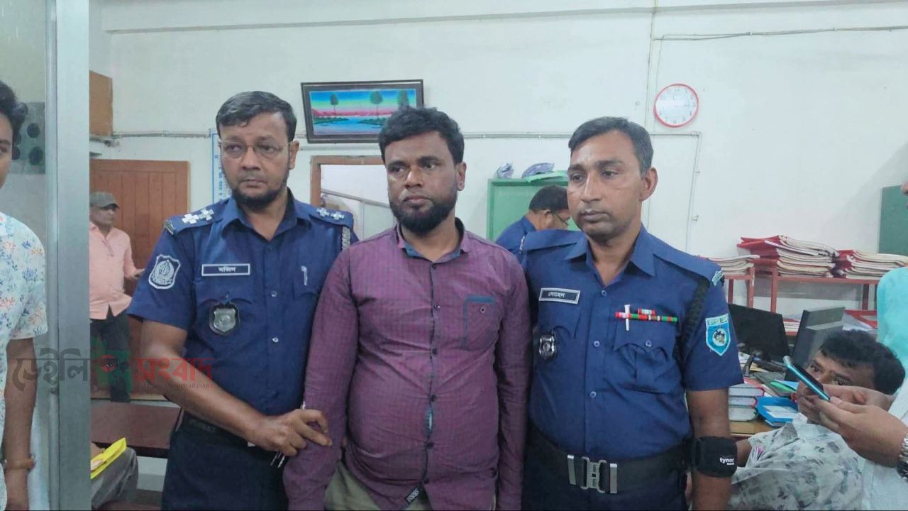 গাইবান্ধায় ঘুষ নেওয়ার সময় ভুয়া দুদক কর্মকর্তা আটক