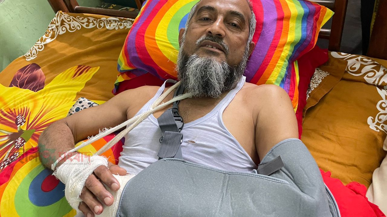 ভেড়ামারায় আপন ভাই ও তার মাদকাসক্ত ছেলে কর্তৃক হামলার  ব্যবসায়ী মফিজুল।
