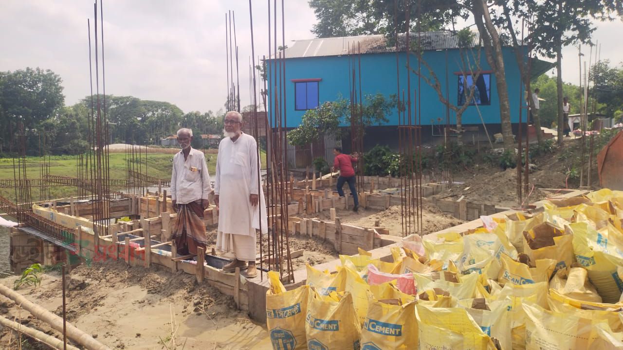 মসজিদের ক্ষতিপূরণের টাকায় মসজিদ নির্মান ও স্থান নির্বাচন নিয়ে বিরোধে সরিষাবাড়ীতে একই সমাজে নির্মাণ হচ্ছে দুই মসজিদ