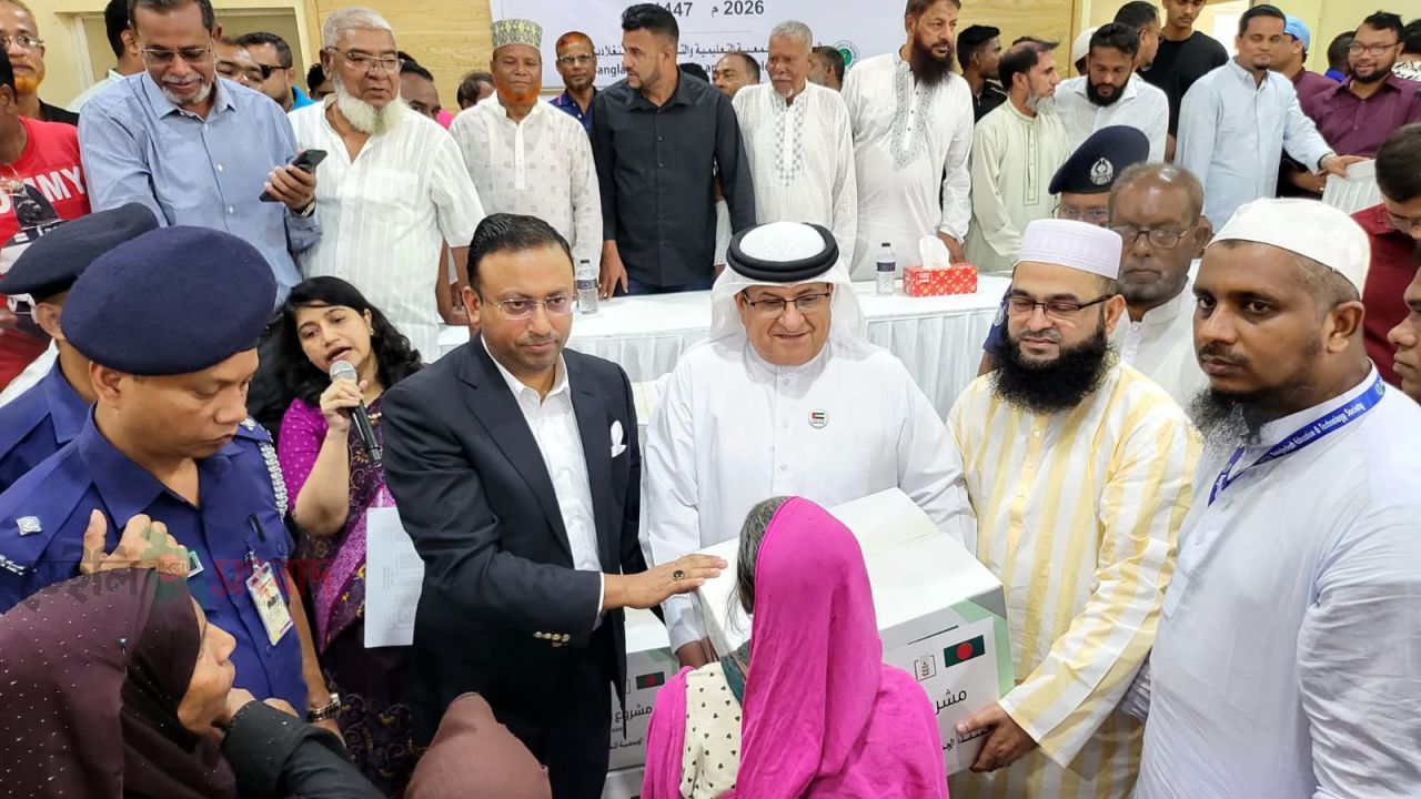 প্রধানমন্ত্রী আন্তরিকভাবে দেশের উন্নয়নে কাজ করে যাচ্ছেন। 