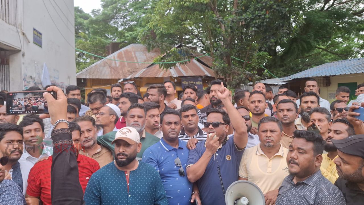 উপজেলা যুবদল সদস্য সচিব পিবলু’র বিরুদ্ধে মিথ্যা সংবাদ, প্রতিবাদে উত্তাল পটিয়া 