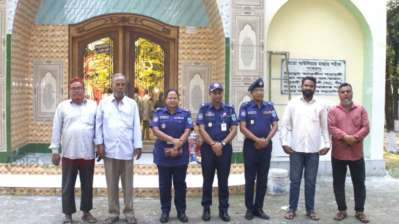 পঞ্চগড়ের আটোয়ারীতে ঐতিহাসিক বারআউলিয়ার মাজার শরীফ পরিদর্শনে অতিরিক্ত পুলিশ সুপার