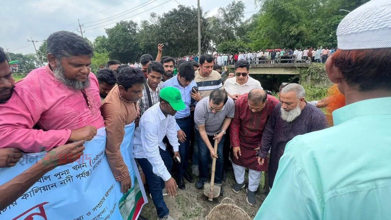 তারাকান্দায় রামপুর খাল পুন:খনন কাজের শুভ উদ্ধোধন করেন তথ্য ও সম্প্রচার প্রতিমন্ত্রী ইয়াসের খান চৌধুরী  এমপি।